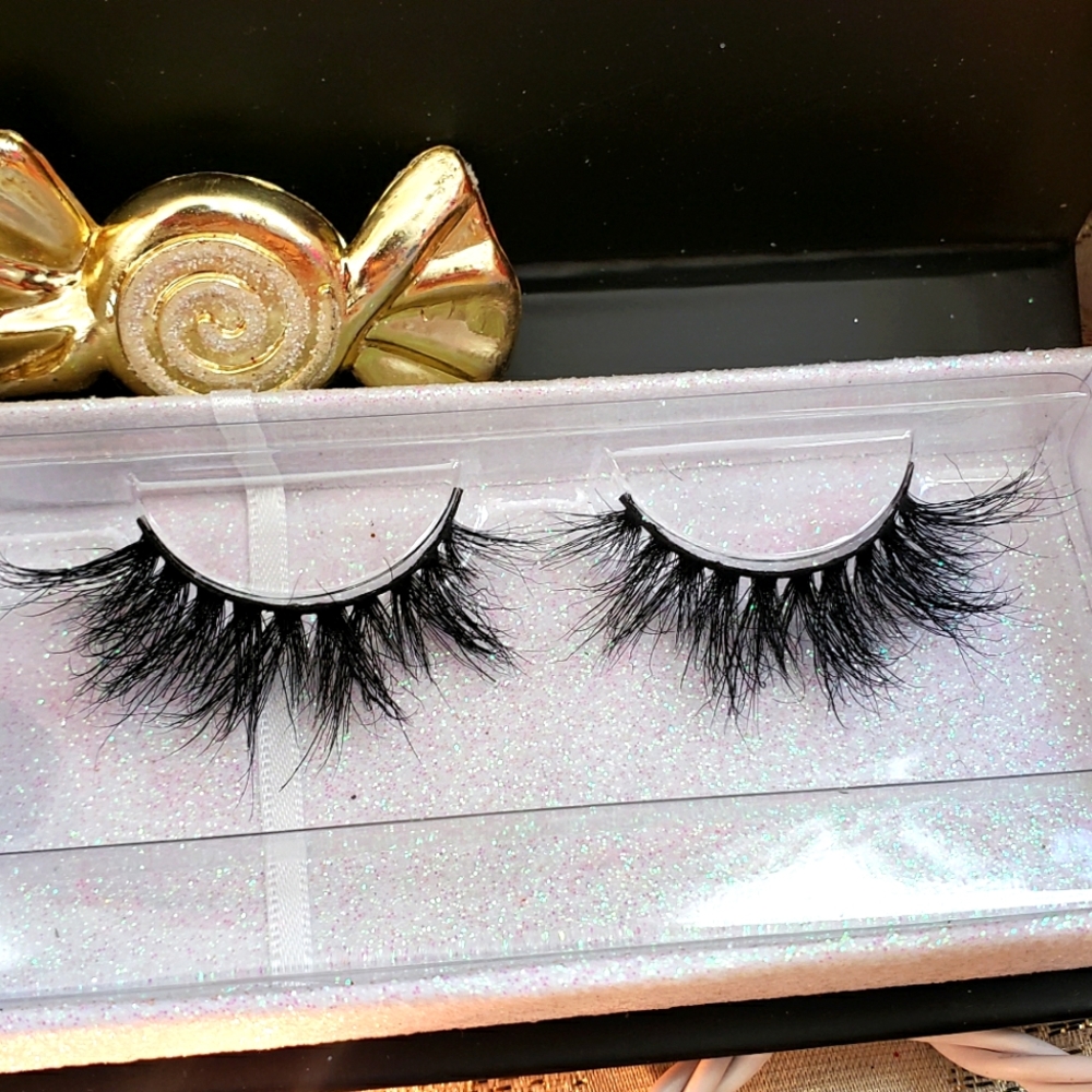 Sexy and Soft easy to ware luxury Lashes 3D Minks comes with a free gift